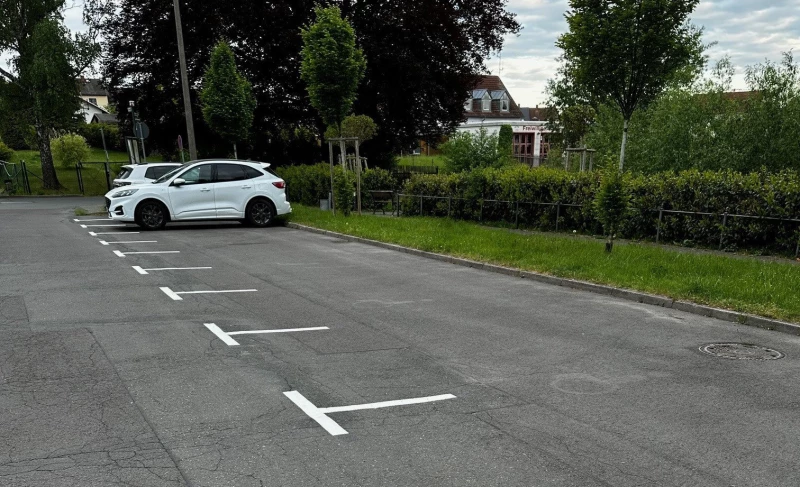 Parkplatzmarkierung am Schmöllner Brauereiteich erneuert | Parkplatzmarkierungen am Parkplatz „Am Brauereiteich“ wurden erneuert